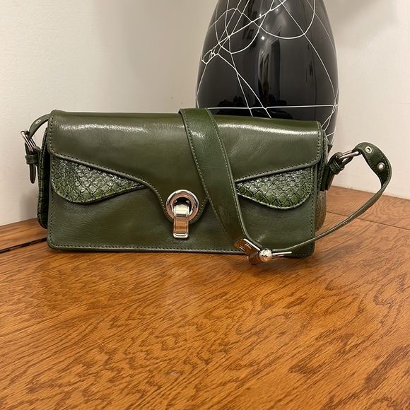 Green vegan leather shoulder purse unique hardware - Picture 3 of 16